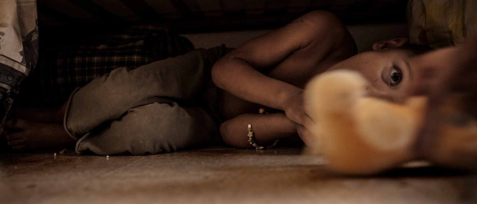 Padres agredieron ferozmente a sus hijos y fueron denunciados por los vecinos