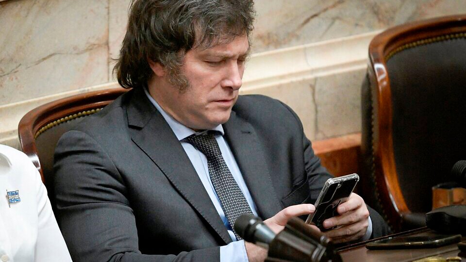 650 horas y siete minutos: el tiempo que Milei pasó en Twitter desde que es presidente | Gobernar es retuitear