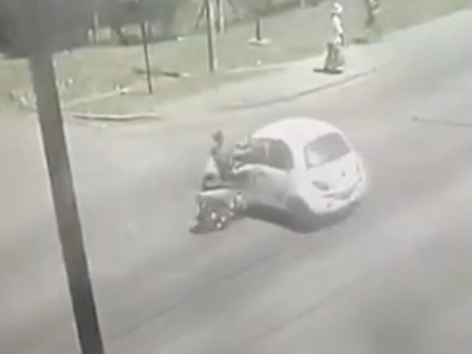 A alta velocidad, un motociclista chocó contra un auto en La Plata y quedó inconsciente