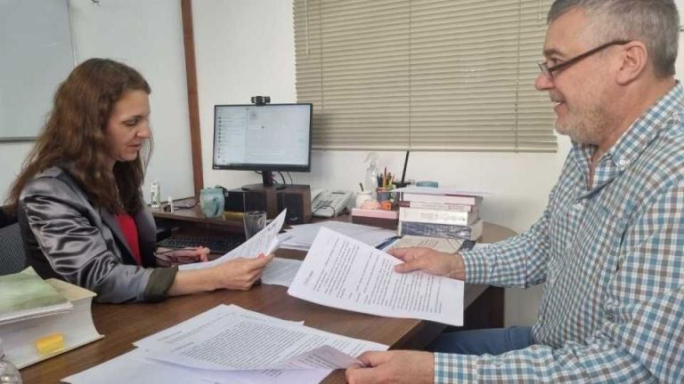 Acusado de dos abusos sexuales contra una menor dejó plantados al jurado popular y autoridades por estar de viaje