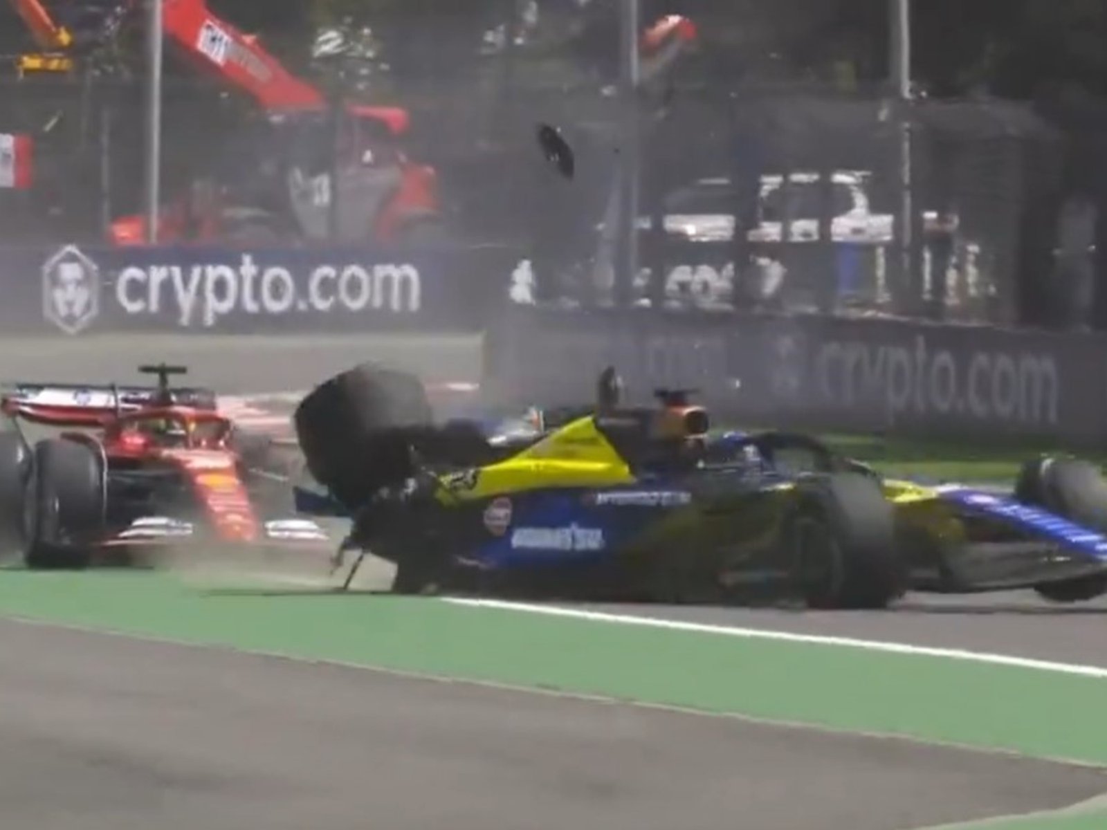 Alex Albon perdió el control y destrozó su Williams contra una Ferrari en el GP de México
