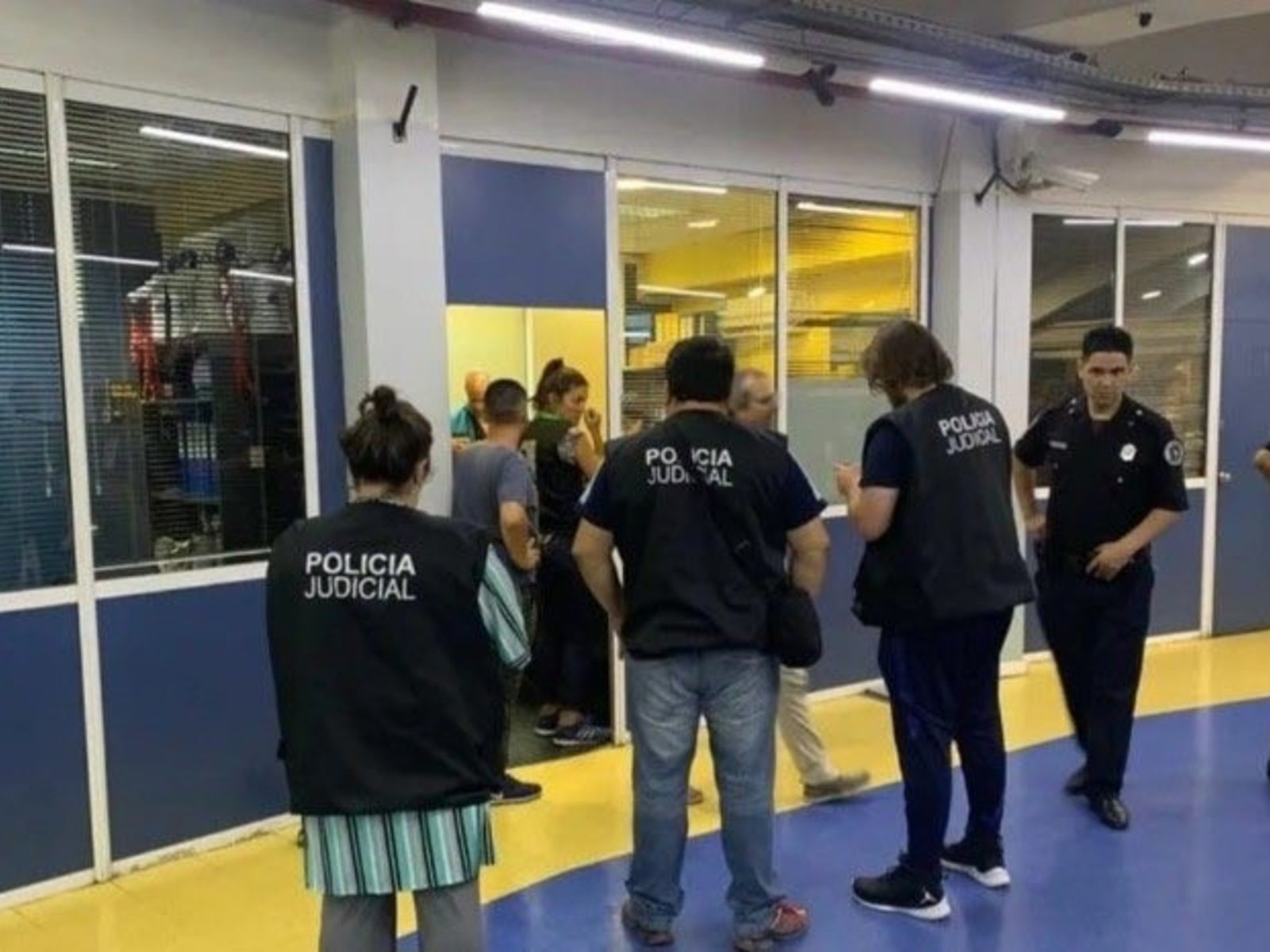 Allanan la Bombonera por la venta de entradas truchas a hinchas de Boca del interior