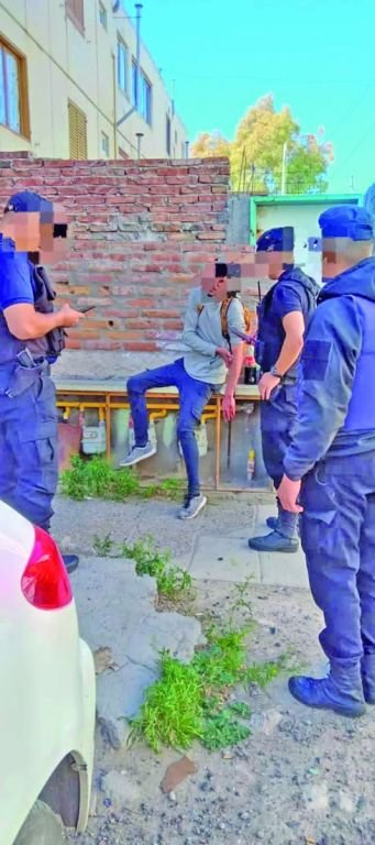Atacan a balazos a joven en estacionamiento de las Mil Viviendas de Trelew y solo lo hieren en una mano