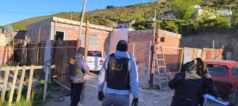 Balearon la casa de una mujer mientras estaba con sus hijos menores de edad y los allanaron