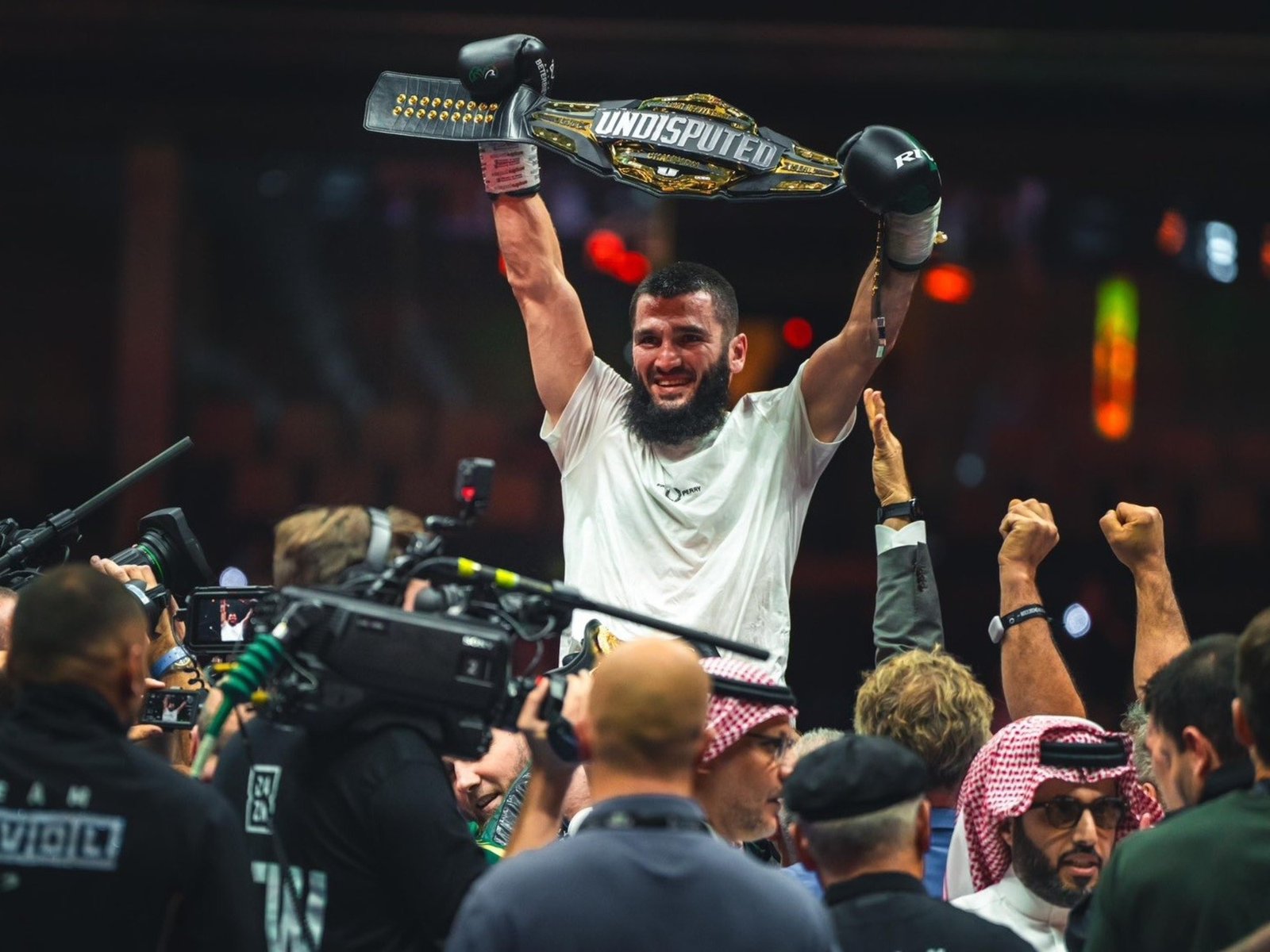 Beterbiev le ganó a Bivol en las tarjetas, tras un round 7 explosivo, y se consagró como campeón indiscutido de los semipesados de boxeo