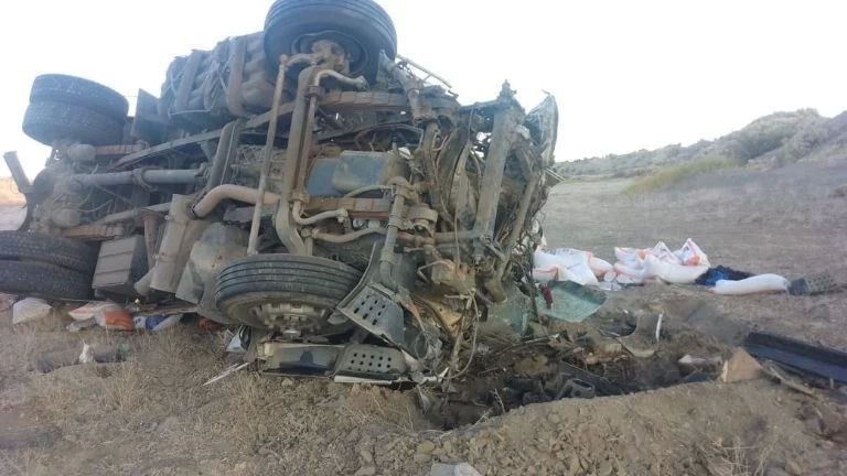 Camión cayó de un puente y quedó destruido con su conductor atrapado