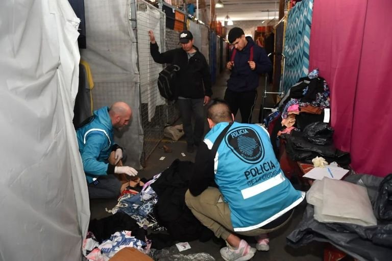 Casi 200 allanamientos a los depósitos de manteros en Once: “Se terminó la joda”