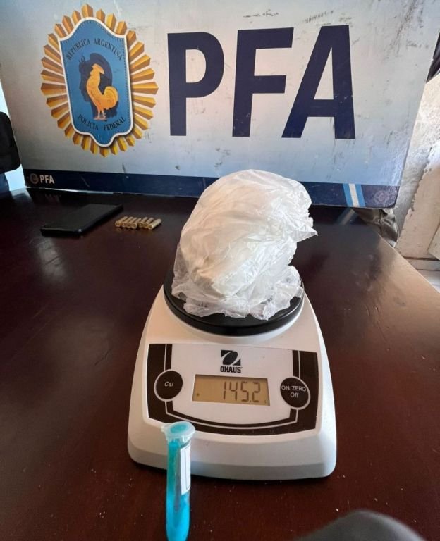 Cocaína, marihuana, balas, armas y dos detenidos en allanamientos de la Policía Federal en Trelew