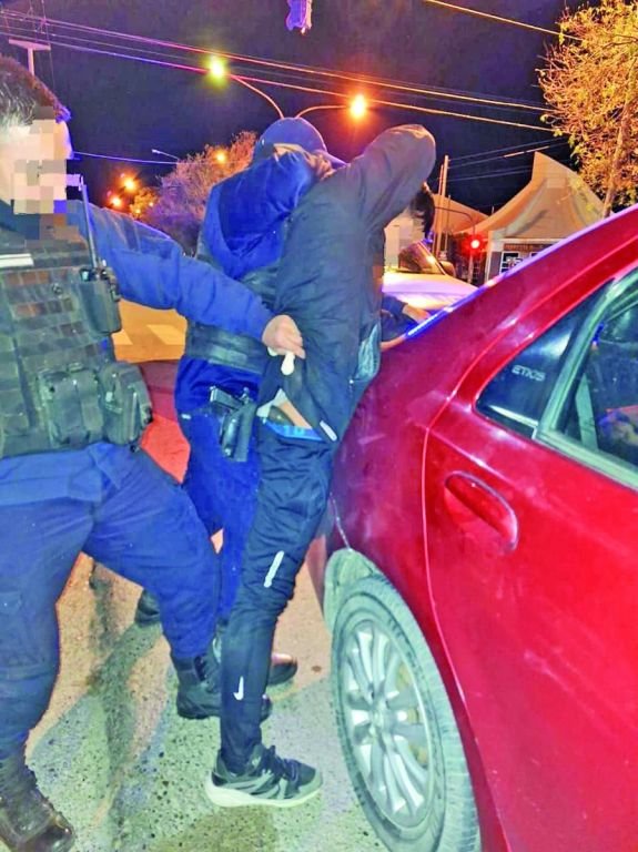 Coincidencia? Un baleado grave en barrio Las Flores y un sujeto detenido con dos armas de fuego en un Uber tras un hurto de un celular