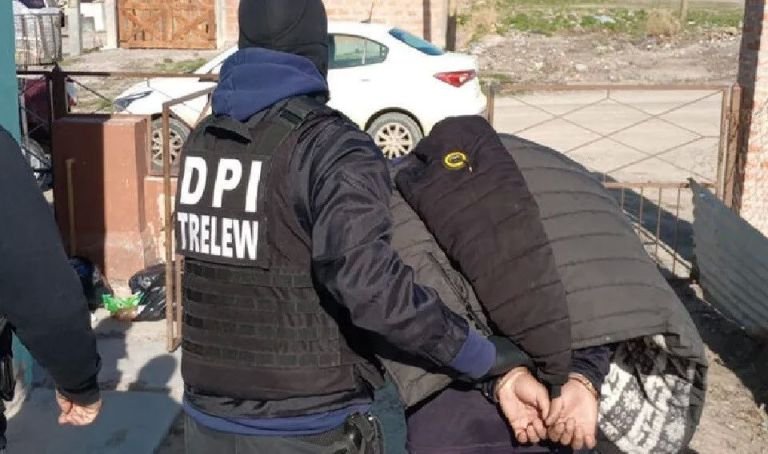 Con allanamientos y detenciones desarticulan una banda de delincuentes chubutenses