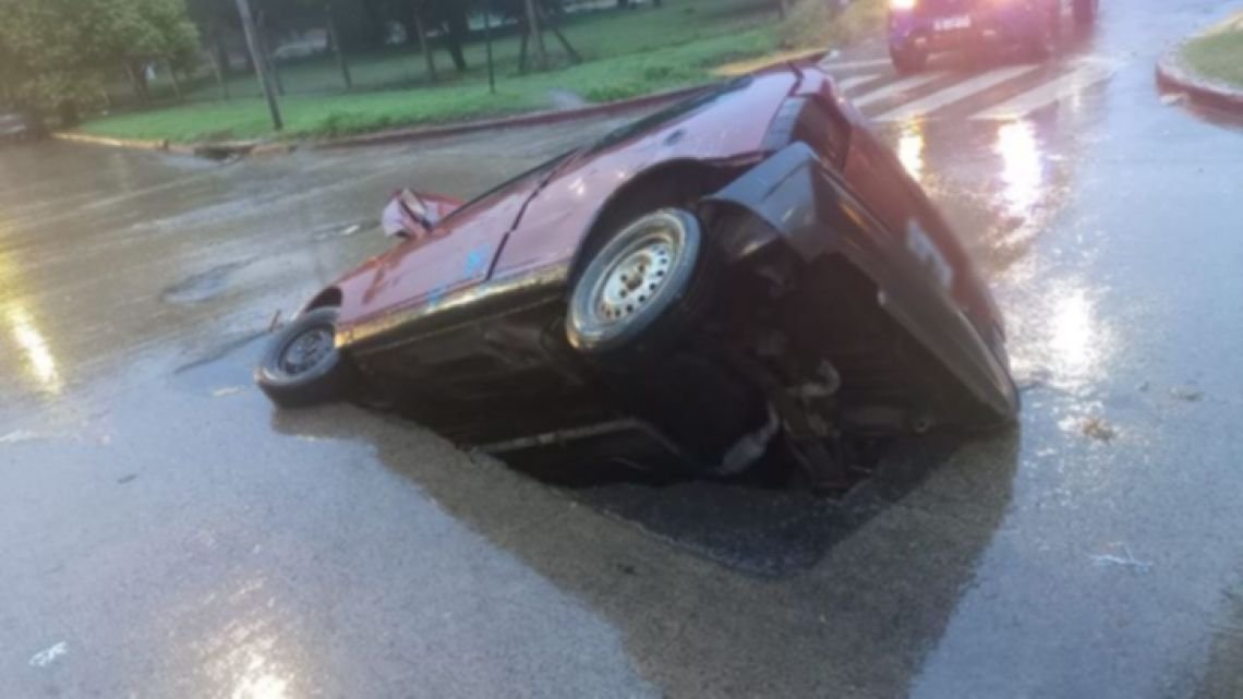 Córdoba: así lo “tragó” un socavón en avenida Vélez Sársfield durante la tormenta