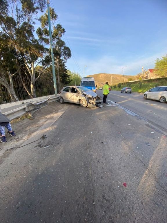 Dio positivo de alcoholemia tras protagonizar accidente en la curva del chalet Huergo y terminar lesionado
