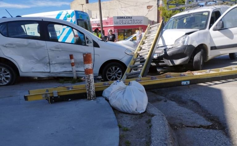 Dos vehículos colisionaron en Alsina y Dorrego y vecinos insisten en la colocación de reductores
