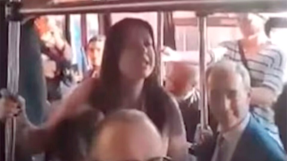 El Gobierno denunció “violencia institucional” por el escrache a Pettovello en el micro de Aeroparque | Se basan en una curiosa interpretación del Convenio 190 de la OIT