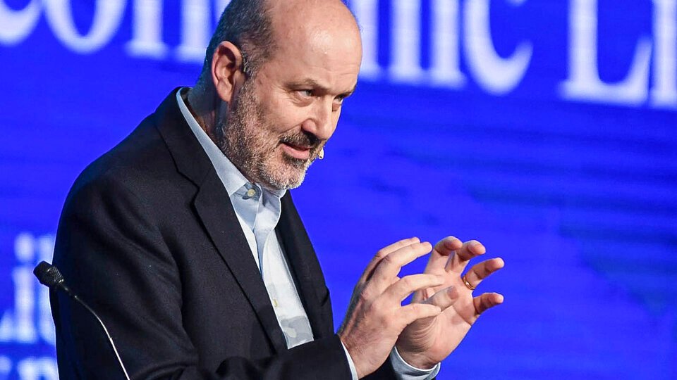 El Gobierno intima a 10.000 empleados públicos a iniciar los trámites de jubilación | Más recortes en el Estado