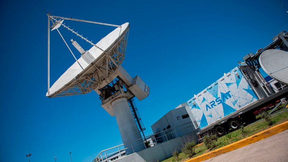 El gobierno pone de remate a Arsat y le deja la mesa servida al “amigo” Elon Musk | Privatización, éxodo de su personal y una licitación para seducir a Starlink