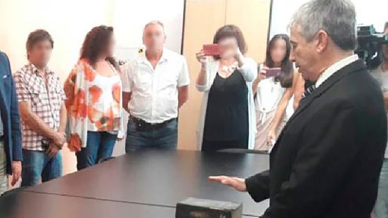 El macabro caso de la mujer detenida por permitir que un ex funcionario viole a su hija durante 11 años