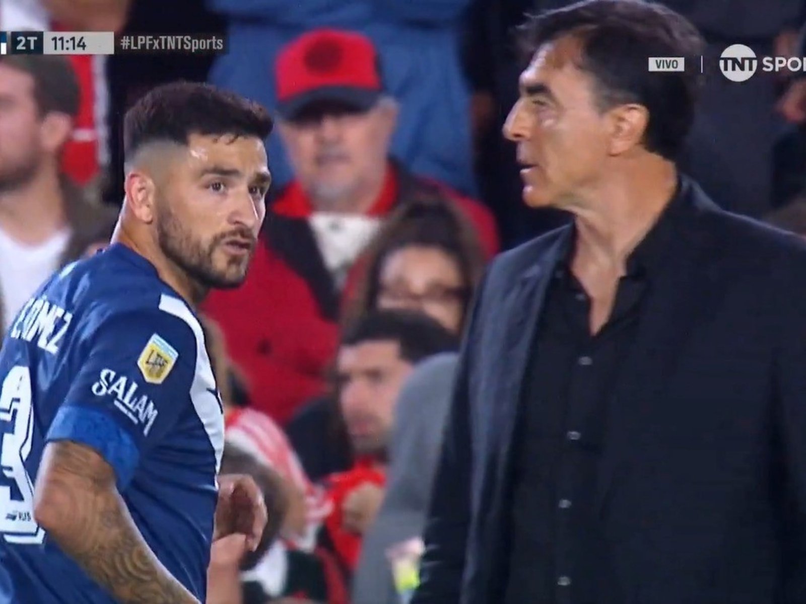 Elías Gómez y Claudio Aquino se enfurecieron con Gustavo Quinteros cuando los sacó en el partido contra River