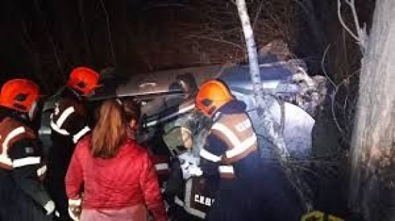 Espectacular vuelco y desesperación de dos personas atrapadas en el auto