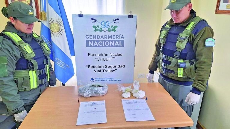 Gendarmería paró un micro que venía para Comodoro y detuvo a uno de los pasajeros que llevaba drogas en un termo