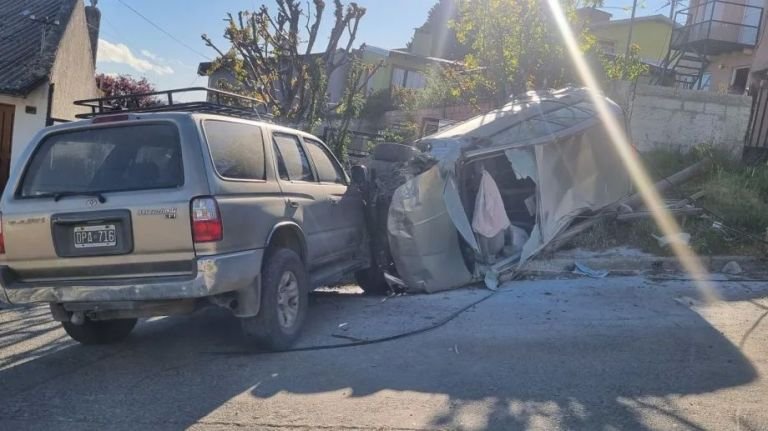 INCREÍBLE: Conductor “voló” con su camioneta sobre una casa y cayó sobre otro auto