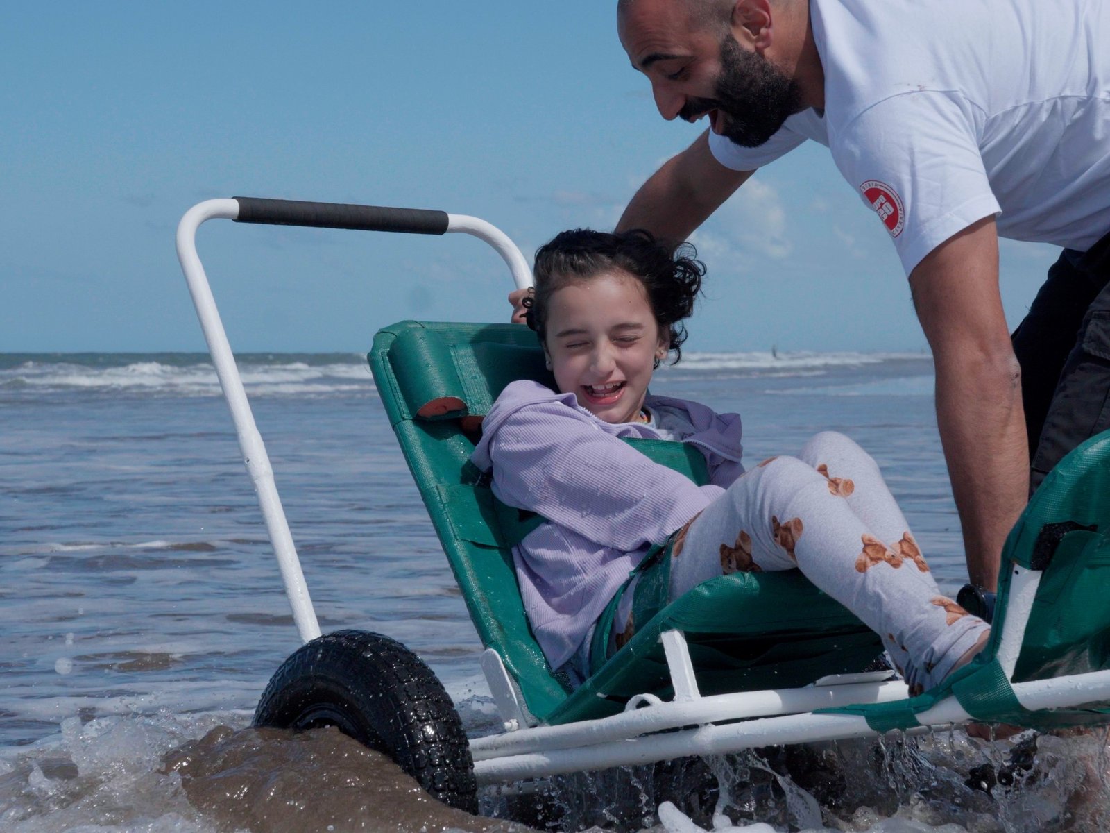 Impulsado por su hija, ayuda a que niños con discapacidad anden en bici y hagan surf