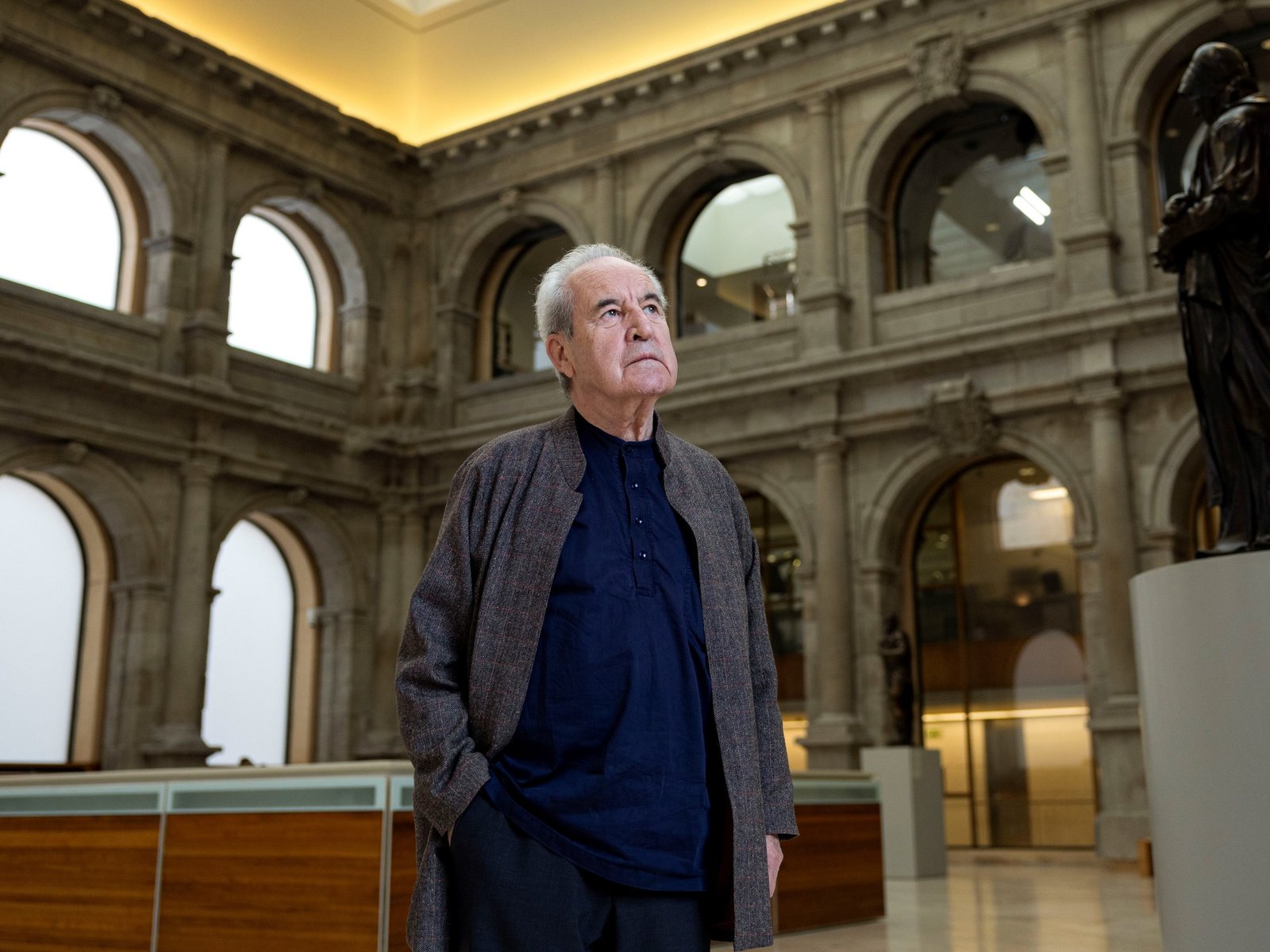 John Banville escribe sobre un hombre perseguido por las miradas de los cuadros del Museo del Prado