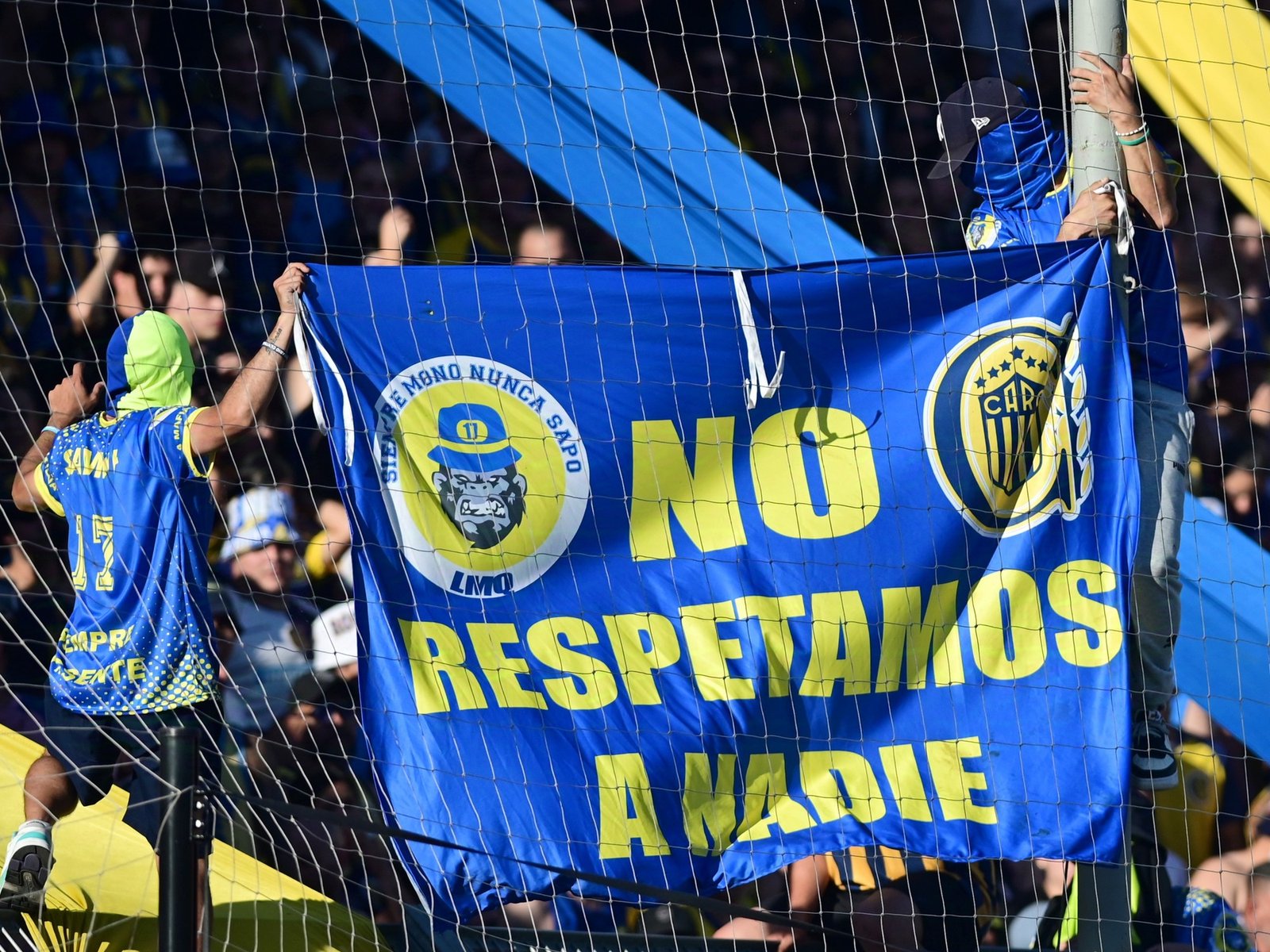 La trama detrás de la bandera que Los Monos colgaron en la tribuna de Rosario Central y la extraña cita a Boca