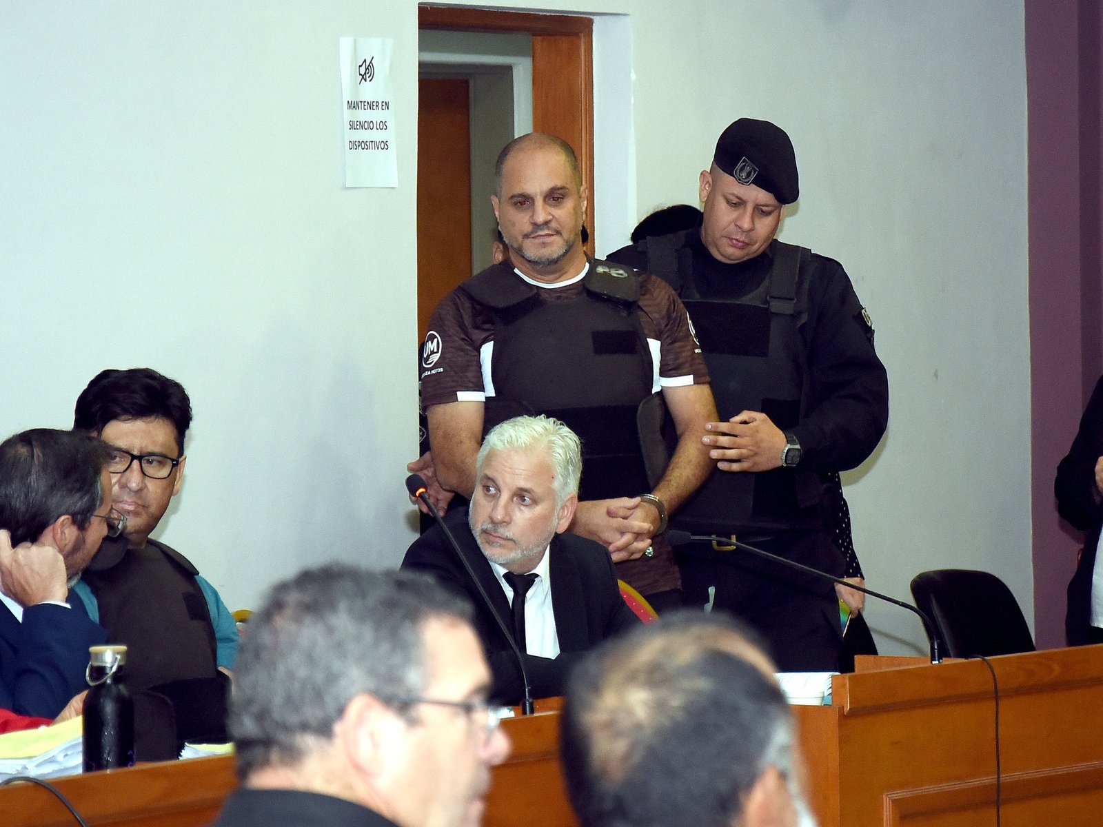 Leonardo Cositorto llegó al juicio en Goya con la camiseta de Platense y chaleco antibalas