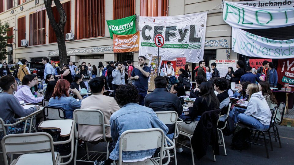 Lo que se enseña en una facultad tomada | Crónica de una mañana en Puán, las clases en la calle y las posturas sobre la toma