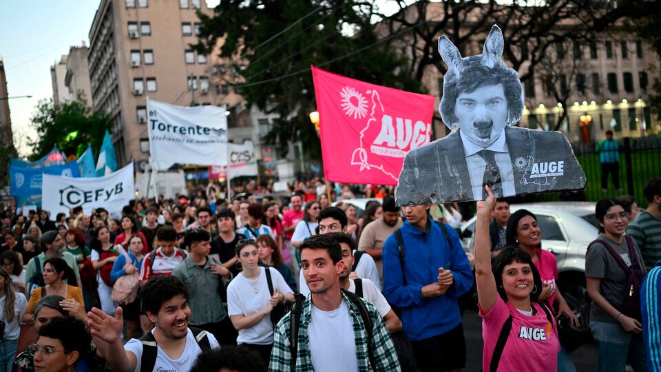 Marcha de velas: miles de estudiantes se movilizaron en contra del ajuste y la violencia | La comunidad universitaria se manifestó frente al Palacio Pizzurno