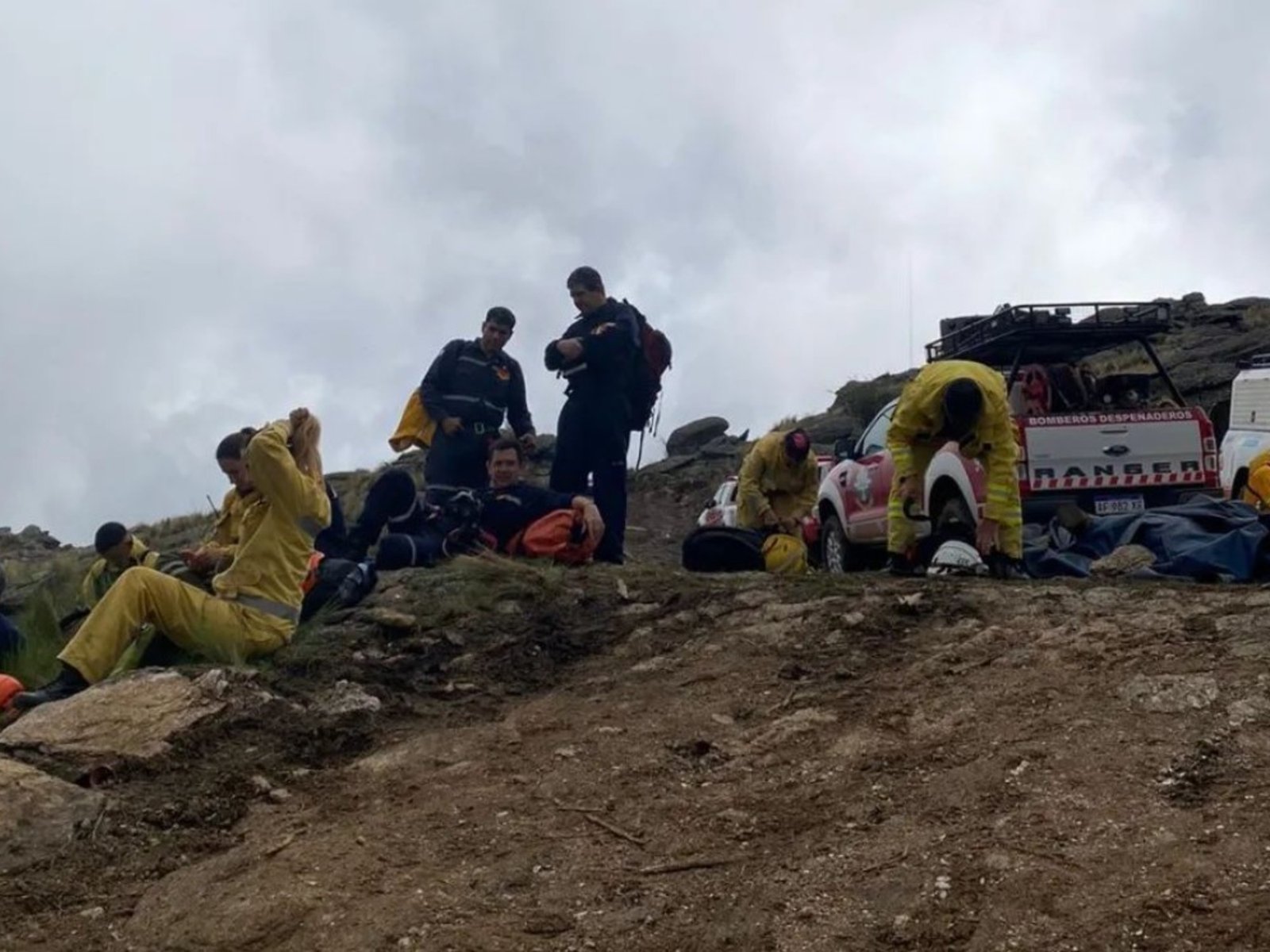 Más de 100 bomberos rescataron a un contingente de chicos que salió de excursión y quedó varado en el cerro más alto de Córdoba