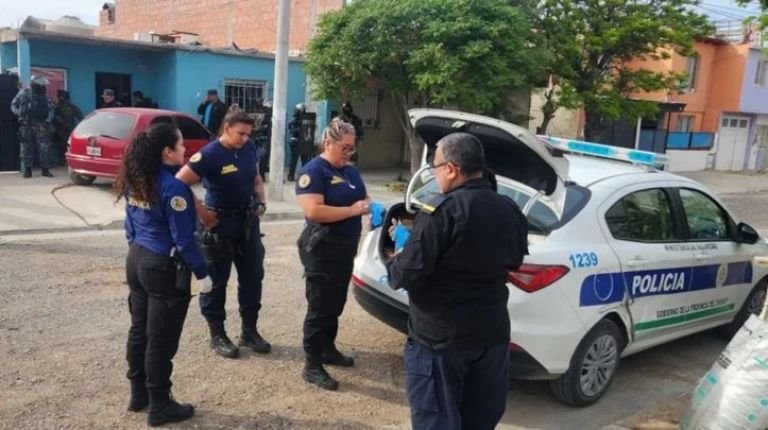 Mataron a un joven de 18 años y luego padre e hijo se entregaron en una comisaría