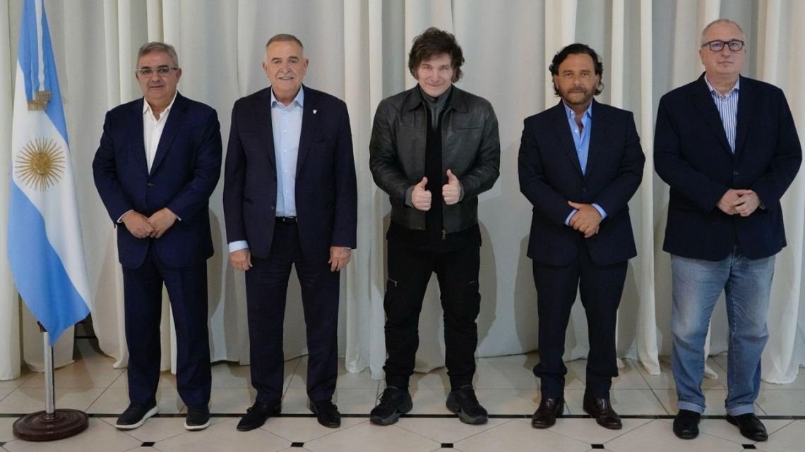 Milei agasajó a los gobernadores “héroes” que apoyaron el veto universitario y no les hizo pagar la cena