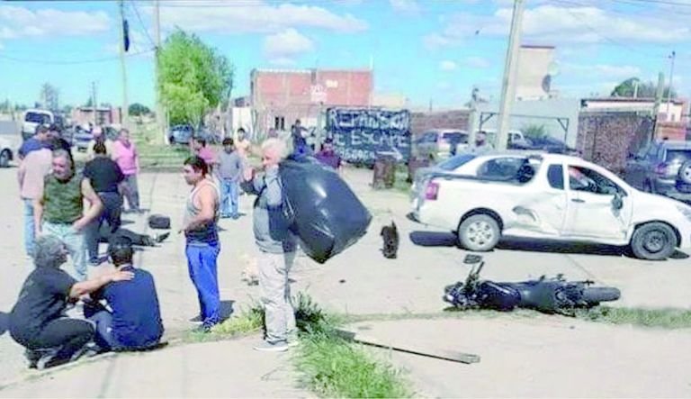 Motociclista con heridas graves en la cabeza tras fuerte choque con una camioneta