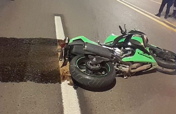 Motociclista herido tras impacto de camioneta que se dio a la fuga