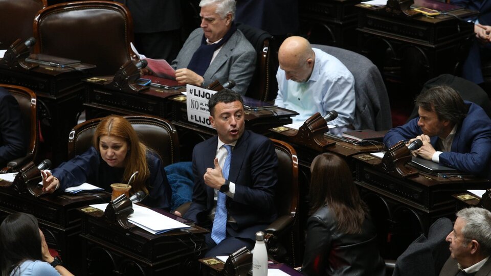 Otra reunión de bloque que terminó sin la expulsión de los “radicales con peluca” | Bronca, acusaciones cruzadas y gritos