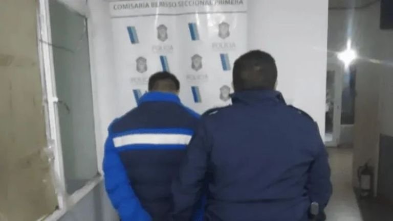 Por Instagram vendía chaleco antibalas policial robado y réplicas de armas de fuego