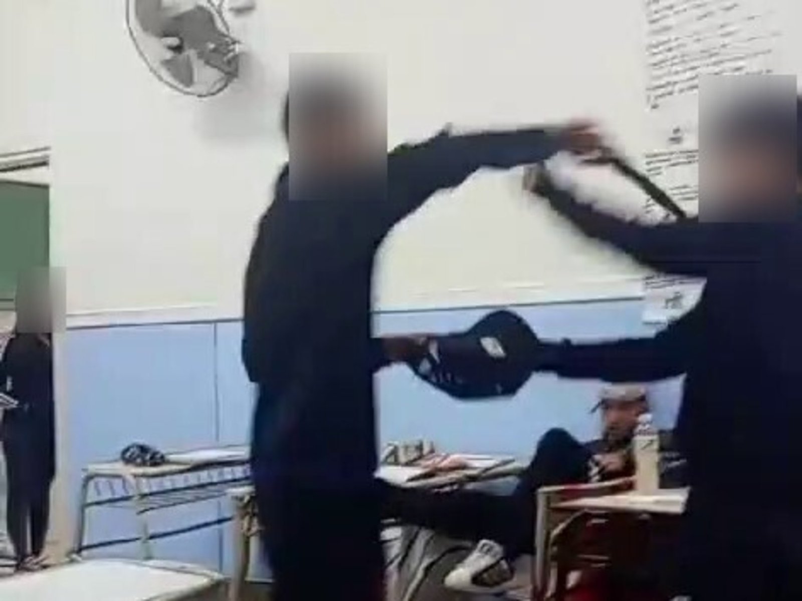 Sacó un cuchillo en el medio del aula y se lo apoyó en el cuello a un compañero para que le devuelva la gorra