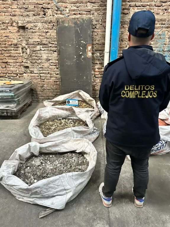 Seis detenidos, toneladas de cobre y 2.500 kilos de monedas en múltiples allanamientos por robo de metales