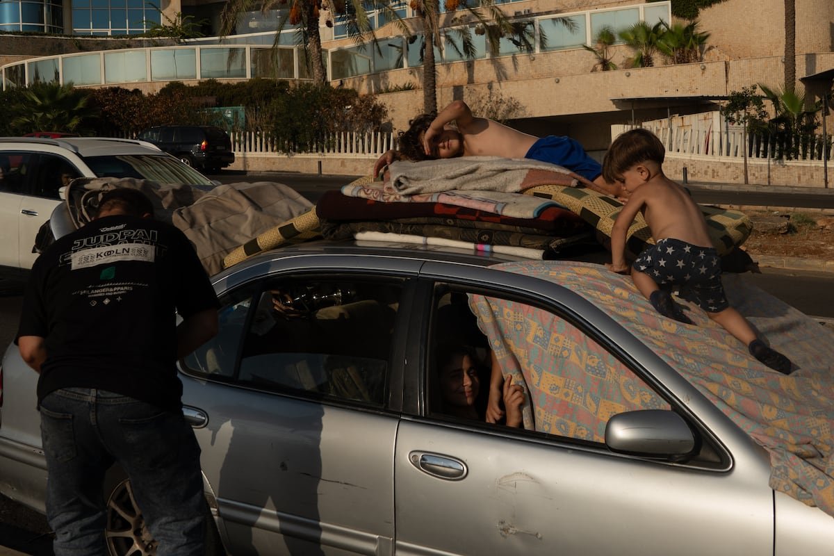 “Si yo muero, eso es todo, pero tengo miedo por mis hermanos”: la vida de las familias desplazadas en una playa de Beirut