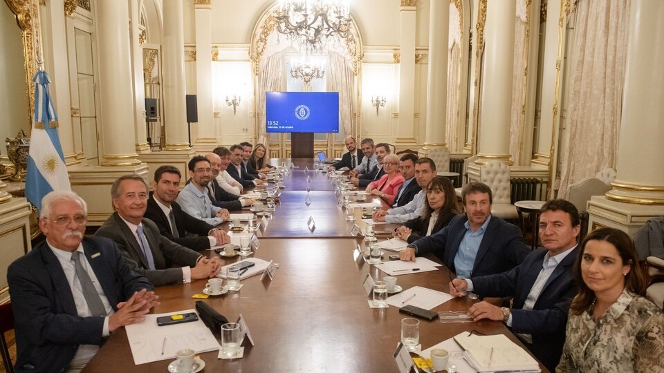 Tarea para el hogar: el Gobierno le encominó a la UCR la privatización de Aerolíneas Argentinas | La trastienda de una foto de La Libertad Avanza con sus aliados parlamentarios