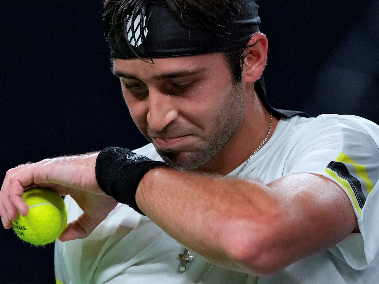 Tomás Etcheverry estalló de bronca contra el umpire en una polémica y rápida despedida del ATP 500 de Basilea: “Es increíble”