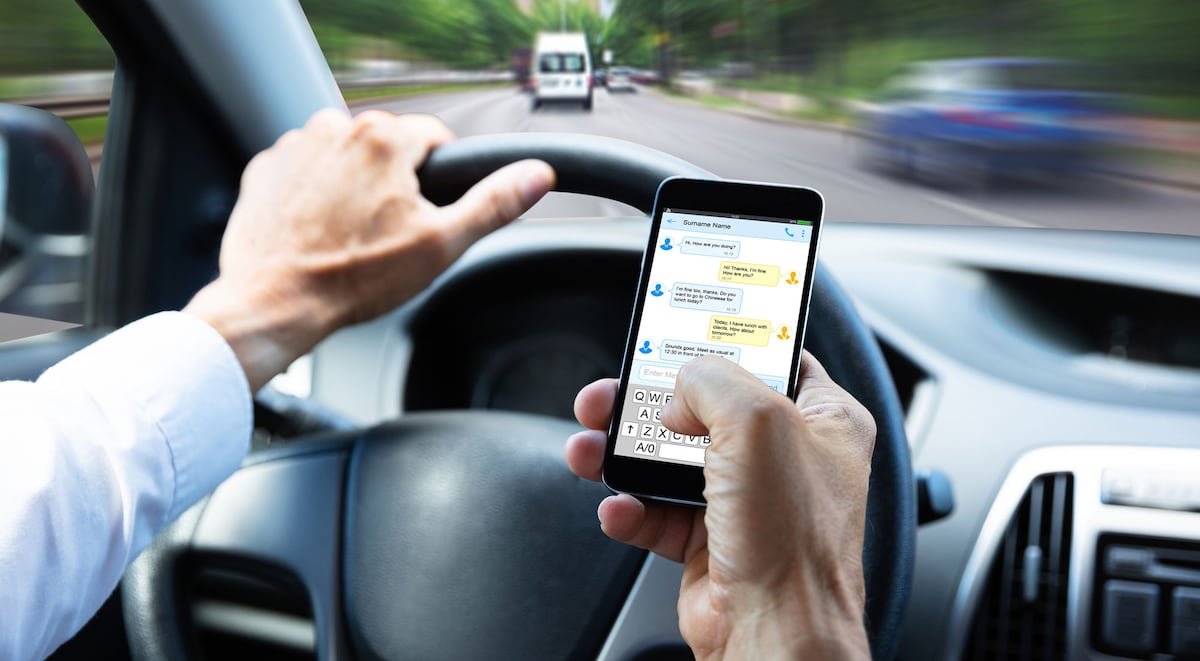 Tráfico alerta del aumento del número de conductores que utilizan el móvil al volante | España