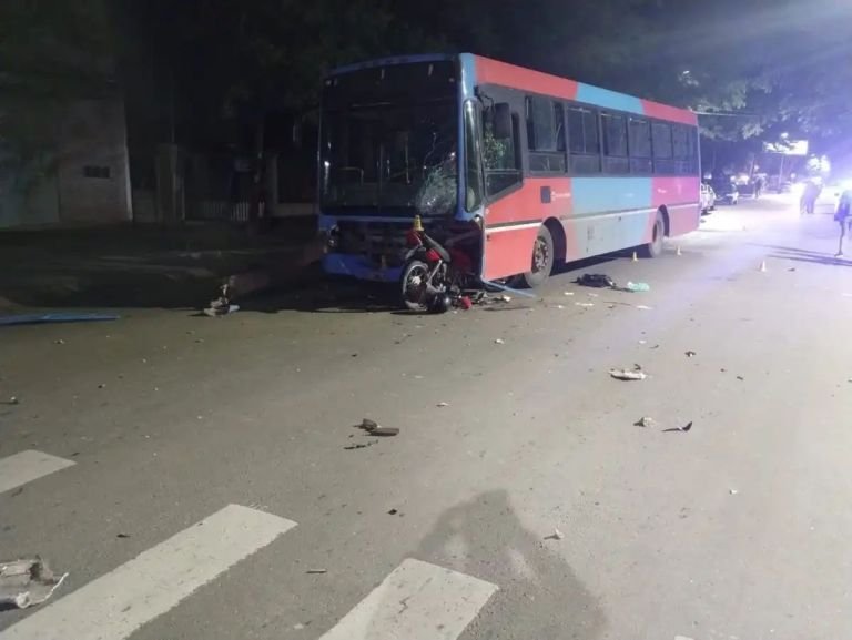 Trágico choque entre una moto y un colectivo en Las Heras