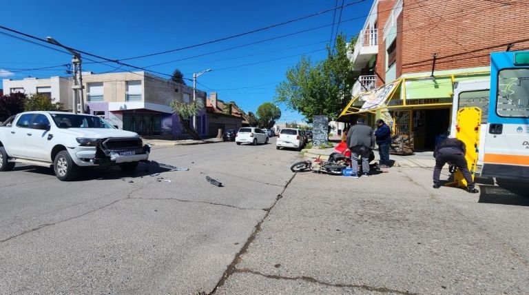 Trelew: motociclista golpeado en violento choque con camioneta