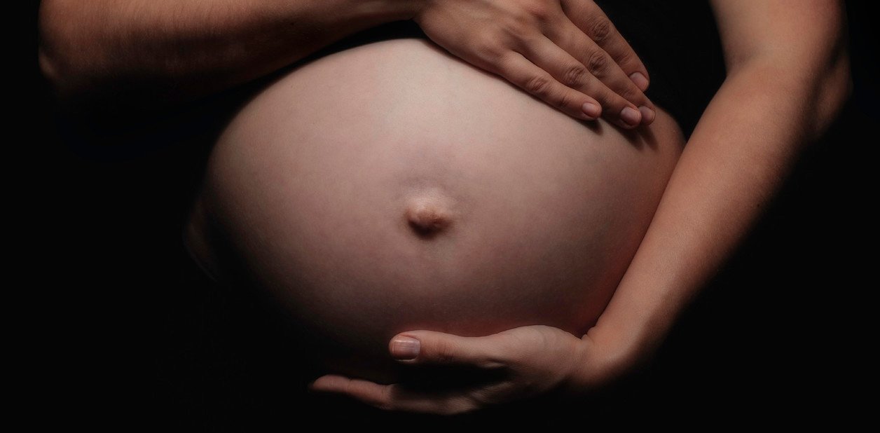Tuvieron un hijo por vientre subrogado y querían ser los padres legales: qué dijo la Corte