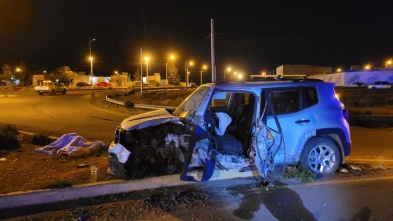 Un hombre salió despedido del auto tras chocar con un poste y falleció en el acto