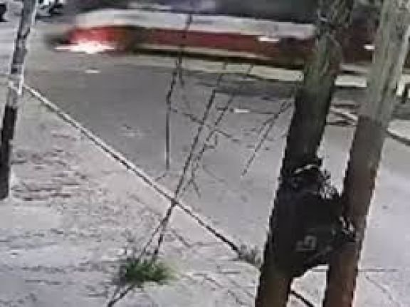 Un joven de 16 años manejaba parado una moto cuando fue arrollado por un colectivo