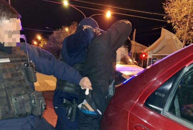 Un joven de 20 años viajaba armado en un remis